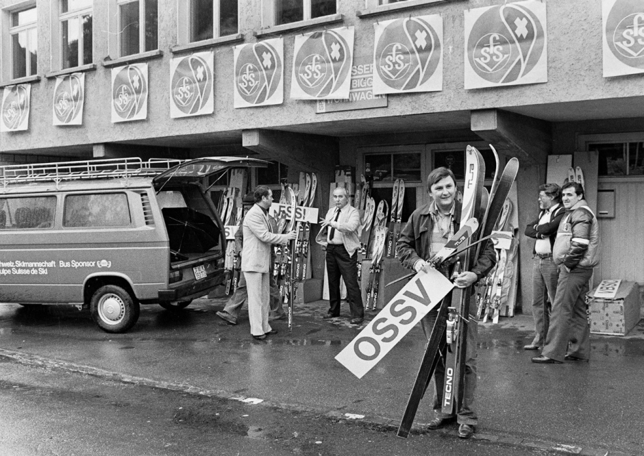 Der Skiclub Rieth&uuml;si gibt gratis Ski an Nichtmitglieder ab. 